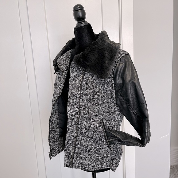 2𝒇𝒐𝒓$150 Guess faux leather sleeve jacket sizeM - Picture 4 of 7
